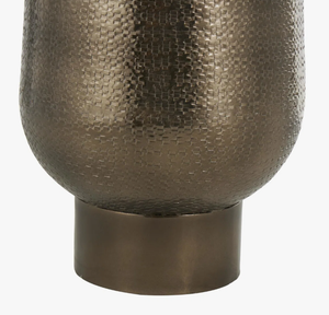 Vase décoratif géométrique en aluminium texturé avec base surélevée pour centre de table - Product Image 5