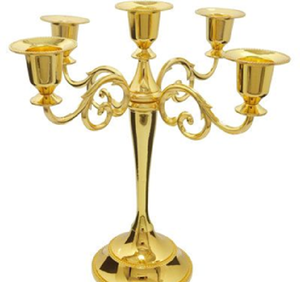 Candelabro minimalista de metal plateado con tres luces, brazos delgados en forma de lazo y adornos de cuentas, disponible a precios de mayorista. - Product Image 2