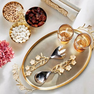 Elegante Bandeja de Servir Ovalada Dorada, Bandeja de Metal con Detalles de Ramas Florales, Ideal para Decoración de Mesa en Hogares Sofisticados - Product Image 6
