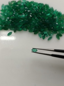 Onyx vert naturel 5x2,5 mm, taille marquise, pierres précieuses de qualité supérieure pour la fabrication de colliers - Product Image 1