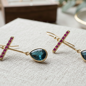 Pendientes de Plata de Ley 925 con Baño de Oro de 18K y Gema de Pera Hidroeloxilada Azul con Circonita Roja, Pendientes de Diseño Hechos a Mano para Mujer - Product Image 1