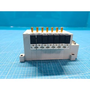 Vanne solénoïde pneumatique SMC VQ1100RY-5C, utilisée comme pièce détachée pour équipement semi-conducteur Legacy - Product Image 2