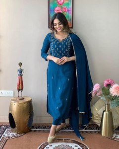 Conjunto de Kurta y Pantalón de Mezcla de Algodón Premium para Mujer con Dupatta de Seda |   Ropa Étnica India Completamente Cosida |   Listo para Usar - Product Image 2