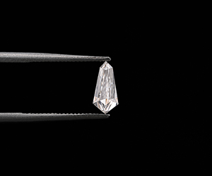 OM GEMS Diamante Cultivado en Laboratorio de 0.32 Ct, Corte Escudo Único, Color CVD E-F, Perforado con Láser, Certificado IGI, Piedra Suelta para Joyería - Product Image 4