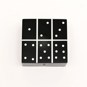 Jeu de dominos en résine noir et blanc dans une boîte carrée avec motif à pois classique pour le jeu ou la décoration, points blancs classiques et décoratifs - Product Image 2