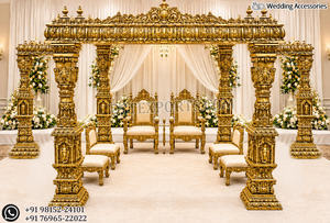 Montaje de Mandap de Boda de Lujo con Temática de Palacio en Blanco y Dorado, Montaje de Mandap de Boda Hindú Clásico con Pilares Tallados en Oro - Product Image 6