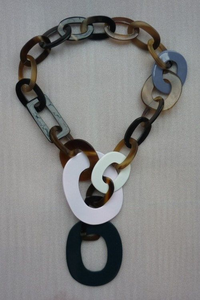 Collier en corne de style vintage fait main par un designer indien pour femmes, chaînes sculptées en forme d'aile, respectueux de l'environnement, pour anniversaires et mariages - Product Image 2
