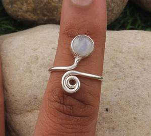 Bague minimaliste en argent sterling 925 avec pierre de lune arc-en-ciel, délicate et empilable, pour femme, pour mariage et usage quotidien - Product Image 3