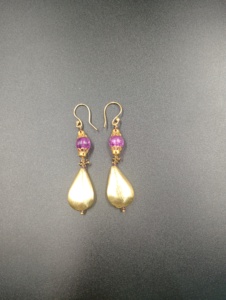 Pendientes de Aro Geométricos con Lazo y Bisel Chapado en Oro de Aleación de Zinc y Latón de Amaira Jewels, con Cuarzo Morado e Imitación de Perla para Mujer - Product Image 4