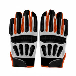 Gants de football américain personnalisés en gros – Qualité supérieure, paume adhérente, dos imprimé en silicone, antidérapants et imperméables - Product Image 1