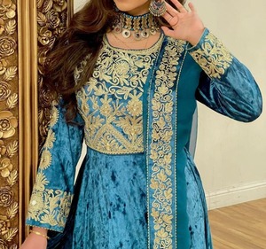 Ensemble robe en velours bleu brodé avec manches longues et motifs dorés pour femmes, style pakistanais, vêtements d'hiver - Product Image 2