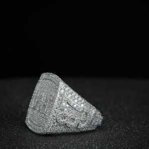 Anillo de compromiso de lujo para hombre, estilo hip hop, con moissanita VVS, personalizado, chapado en rodio, regalo personalizado para él. - Product Image 3