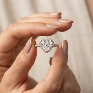 Bague de fiançailles et de mariage en diamant taille cœur certifié IGI de 1,5 carat, or 14 carats, cadeau romantique pour femmes par Fine Jewels - Product Image 1
