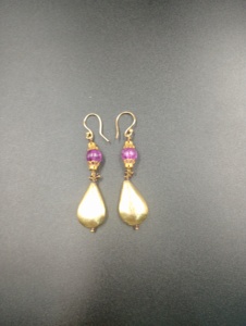 Pendientes de Aro Geométricos con Lazo y Bisel Chapado en Oro de Aleación de Zinc y Latón de Amaira Jewels, con Cuarzo Morado e Imitación de Perla para Mujer - Product Image 1