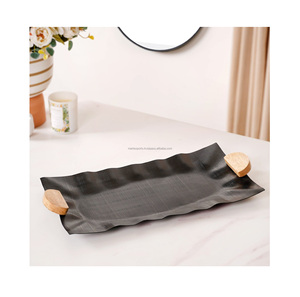 Bandeja Rectangular Grande de Metal Hecha a Mano para Servir y Organizar el Hogar con Diseño Elegante, Apta para Lavavajillas y Contacto con Alimentos - Product Image 5