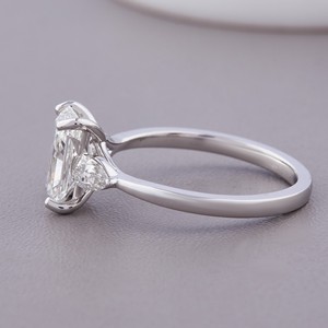 Anillo de compromiso de tres piedras con diamante cultivado en laboratorio, corte radiante, certificado por IGI, con piedras laterales en forma de pera, en plata de ley 925 maciza. - Product Image 2