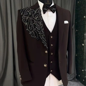 Traje de esmoquin marrón de diseñador para hombre con bordados y lentejuelas asimétricas – Traje de 3 piezas para novio de boda / fiesta de noche - Product Image 1