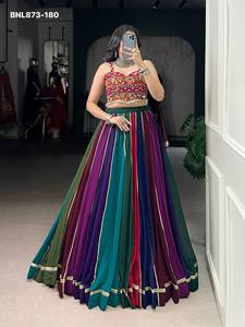 Nouvelle arrivée : Lehenga évasé en Georgette avec bordure multicolore Kali & Gota Patti et travail Gamthi - Blouse en dentelle Cowrie pour femme - Product Image 4
