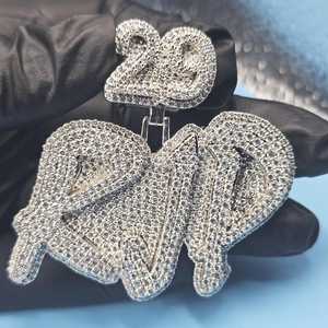 จี้เพชรโมอิสซาไนต์แบบกำหนดเอง VVS พร้อมตัวอักษร จี้เงินแท้ 925 จี้แบบฮิปฮอปประดับเพชร จี้ตัวอักษรชื่อแบบกำหนดเอง จี้ตัวอักษรย่อ - Product Image 1