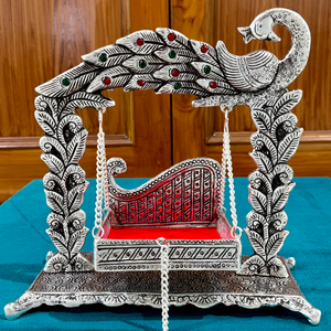 Nouveauté : Célébrez la saison des monsoons divins avec élégance grâce à cette balançoire Jhula en argent plaqué, fabriquée à la main, en forme de paon. - Product Image 2