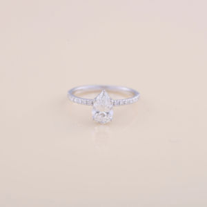 Bague de fiançailles en diamant de laboratoire taille poire 1,02 carat, en or blanc, rose et jaune 18 carats avec pavé, bague de mariée - Product Image 1