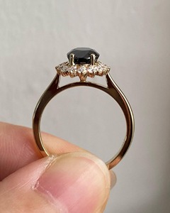 แหวนเพชรดำทรงรี 2.50 กะรัต เพาะเลี้ยงในห้องปฏิบัติการ ตัวเรือนทองคำแท้ 14K/18K แบบหนามเตย รับรองโดย IGI ดีไซน์เรียบหรู เหมาะเป็นของขวัญสำหรับผู้หญิง - Product Image 2