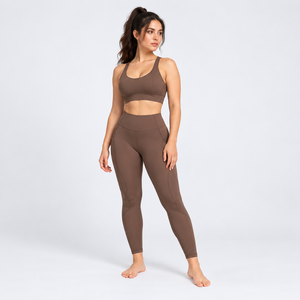 Nuevo conjunto de yoga transpirable hecho a medida para mujer, conjunto de yoga de color liso, top ventas, hecho con material de spandex y poliéster. - Product Image 5