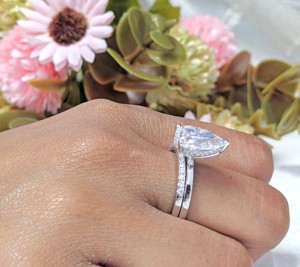 Ensemble de bagues de mariage en or blanc 14 carats massif pour femmes, bague de fiançailles avec halo caché en moissanite taille poire 3 carats, bijoux fins - Product Image 3