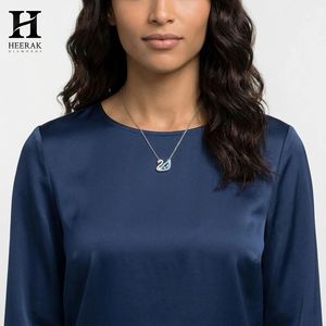 Collier pendentif élégant en forme de cygne avec pierres précieuses bleues et diamants – Bijoux raffinés par Heerak Diamonds - Product Image 1