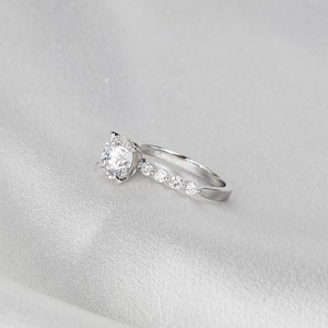Anillo de Compromiso con Diamante Cultivado en Laboratorio de 1.5CT, Certificado IGI, Color D, VVS2, Corte Redondo, Halo Oculto, Diamantes Laterales, Oro Blanco de 14K - Product Image 2