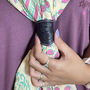 2026 Premium Porte-foulard en cuir véritable rouge vif, fait main, avec motif plume gaufré, pour femme - Product Image 3