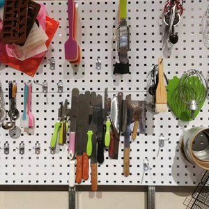 Support d'outils perforé Pancheng Square Hole Pegboard avec bande magnétique pour présentoir de couteaux de cuisine - Product Image 5
