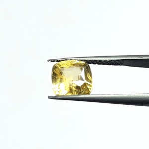 พลอยแซฟไฟร์สีเหลืองทรงคุชชั่นธรรมชาติ 5.05 กะรัต จากศรีลังกา สำหรับทำเครื่องประดับและแหวน รุ่น YCWX-155 - Product Image 5