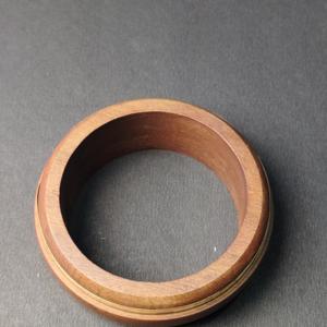 Bracelet minimaliste en bois dur avec bande en fil métallique doré encastré - Bijou moderne en bois et laiton, techniques mixtes - Product Image 2
