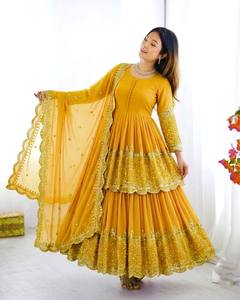 Conjunto de Fiesta de Georgette con Bordado de Lentejuelas y Trabajo Zari, Top y Lehenga con Borde de Lentejuelas de Georgette Sintética - Product Image 1