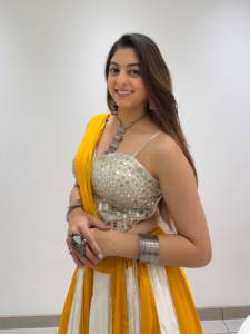 Ensemble Lehenga Choli de mariage très demandé, avec Blouse dorée à motifs miroir Metti, Lehenga en rayonne et Dupatta assorti en Georgette Fox - Product Image 2