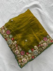Sari en organza brodé vert olive de luxe pour femmes |   Vêtements de mariage et de fête à bordure florale pour créateurs - Product Image 5
