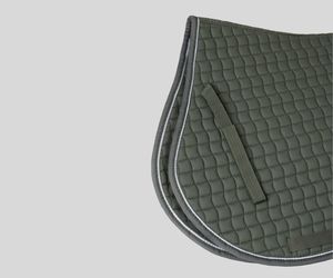 Vente en gros de tapis de selle 100% coton pour chevaux, tout usage, dressage, équitation, rembourrage doux, garniture carrée bicolore, coque en cuir, polaire - Product Image 6