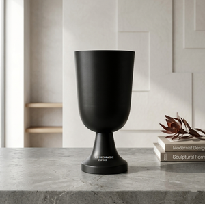 Vase décoratif élégant noir en forme de gobelet, grande urne à finition mate pour arrangements floraux, vase sur piédestal sophistiqué pour table - Product Image 1