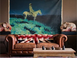 Sofá de Cuero de Tres Plazas de Alta Demanda, Tapicería Color Fudge Oscuro con Motivo de la Bandera Union Jack, Diseño Artístico Hecho a Mano - Product Image 2