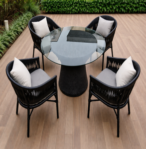 Ensemble de salle à manger moderne pour patio, 4 chaises et table ronde en verre, meubles en rotin PE résistant aux intempéries pour cour et espaces extérieurs d'hôtel - Product Image 1