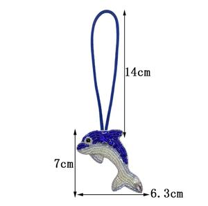 พวงกุญแจรูปปลาสีฟ้าขาว งานแฮนด์เมดสไตล์วินเทจ ประดับคริสตัลหลากสี ตัวอักษรภาษาอังกฤษแบบเรียงต่อกัน พร้อมสายคล้องข้อมือ - Product Image 1