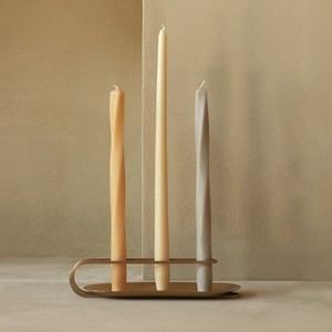 Plateau porte-bougie en métal de style moderne avec une poignée en boucle allongée et trois supports pour bougies, idéal pour la décoration de table contemporaine - Product Image 1