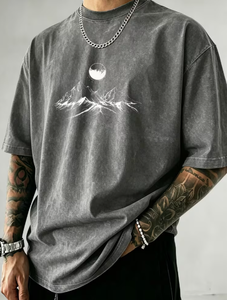 เสื้อยืดโอเวอร์ไซส์ผู้ชาย ผ้าเจอร์ซีย์ซักทราย 100% คอตตอน 320 กรัม สไตล์วินเทจ ขาดๆ แบบดิจิตอลพิมพ์ลาย แขนสั้น คอกลม สตรีทแวร์ - Product Image 1