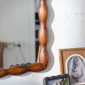 Specchio con Cornice in Legno Massello Montato a Parete Stile Mid-Century Modern, Alta Definizione, Non Deformabile, per Camera da Letto e Soggiorno - Product Image 4