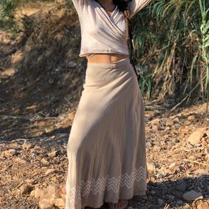 Falda Maxi Ligera de Algodón Tejida a Mano Estilo Bohemio para Mujer con Estampado Tribal y Dobladillo Deshilachado, Ideal para el Verano - Product Image 1