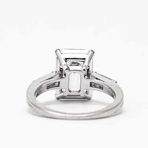 Elegante Anillo de Compromiso de Oro Blanco de 14K con Diamantes Cultivados en Laboratorio de Corte Esmeralda de 5.00ct en Engaste de Tres Piedras - Product Image 5