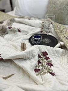 Edredón de Diseño en Color Blanco con Pequeños Diseños de Flores Rojas, 100% Algodón, Hecho a Mano, Estilo Boho Jaipuri Rajai, Cubrecama Doble - Product Image 2