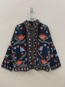 Veste bomber en velours Suzani faite à la main, veste vintage réversible pour femmes bohèmes, automne/hiver, brodée à la main - Product Image 4