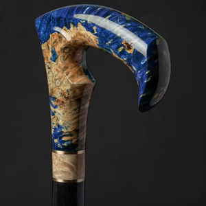 Bâton de marche élégant en résine et bois, avec poignée en résine et manche en bois durable, offrant stabilité et style. - Product Image 1